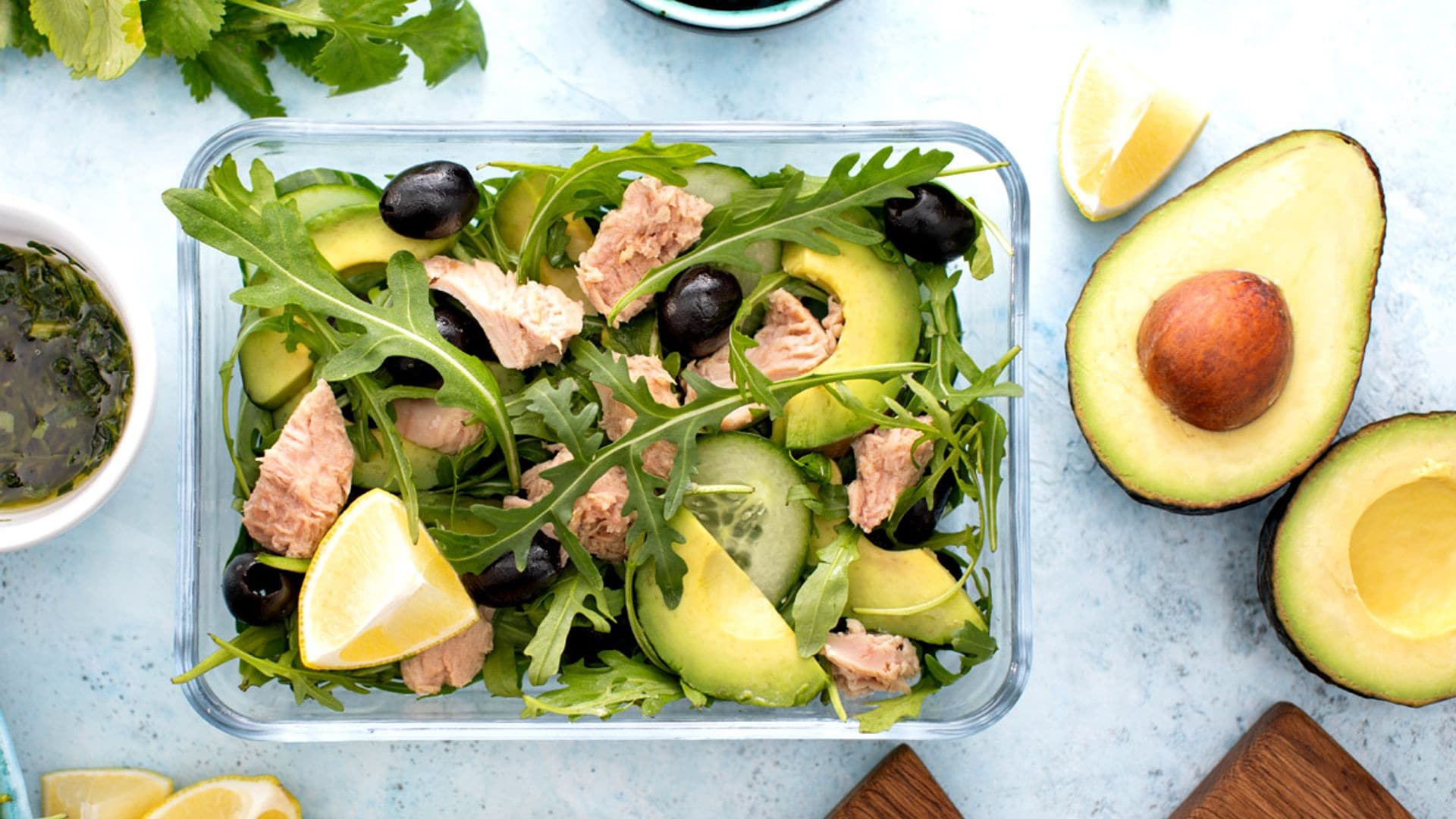 Ensalada de atún, aguacate y aceitunas