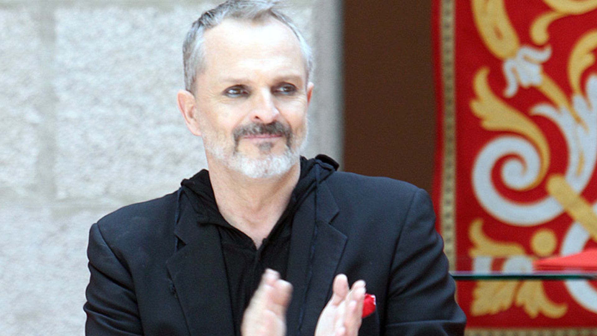 Miguel Bosé posa por primera vez con sus hijos en un estreno