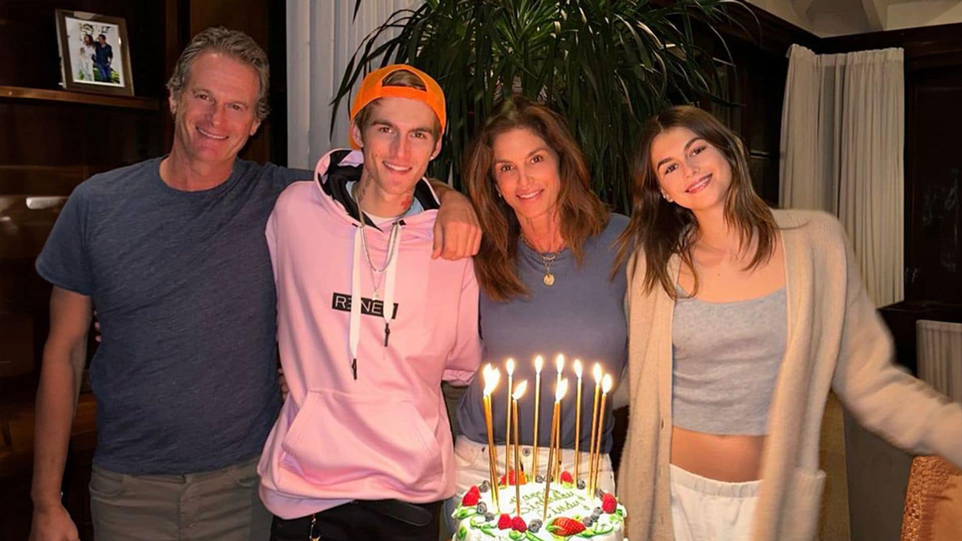 Cindy Crawford y su marido celebran su 26 aniversario de boda, felices junto a sus hijos Kaia y Presley Gerber