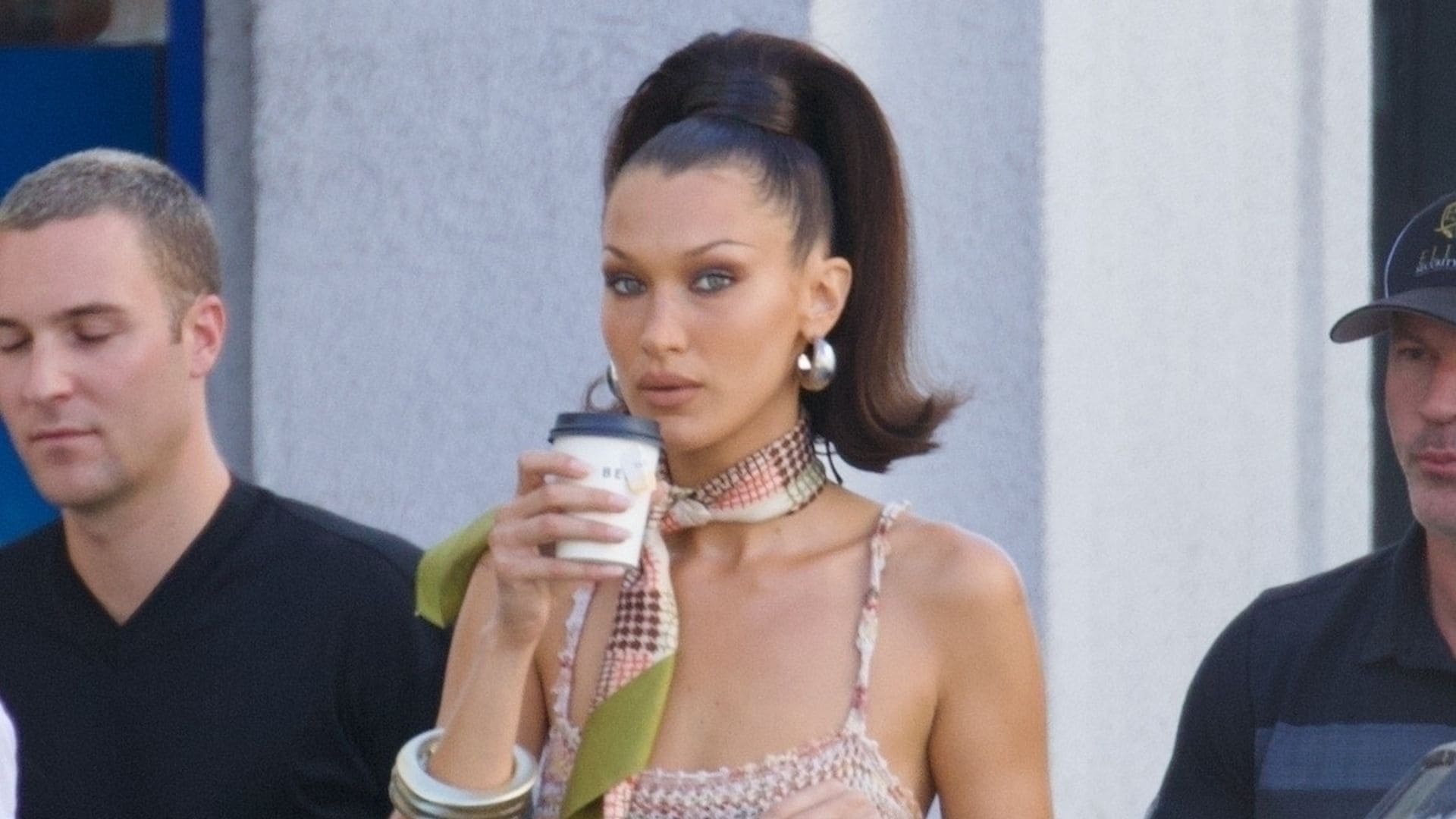 Bella Hadid sorprende con ‘looks’ retro durante una sesión de fotos en Los Ángeles