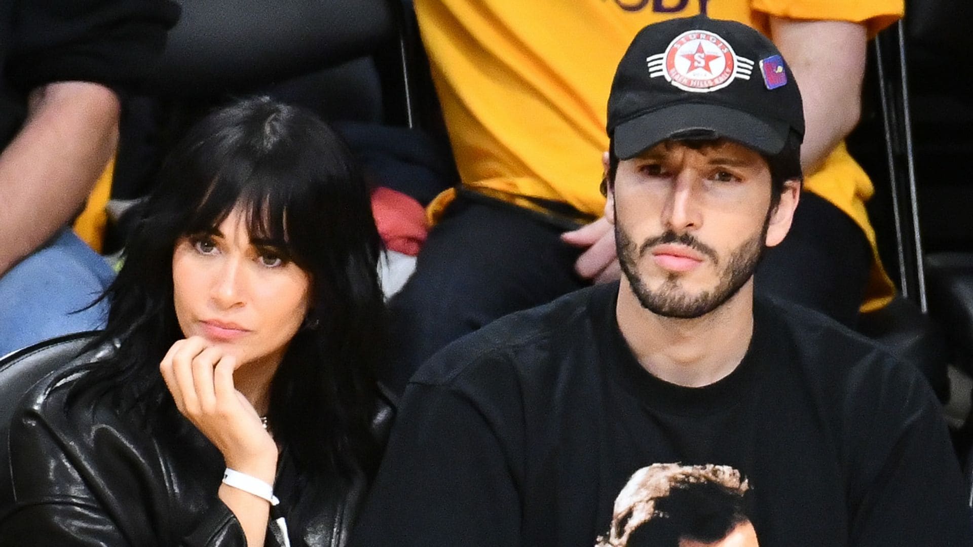 Aitana y Sebastián Yatraen un partido de baloncesto en abril de 2024 