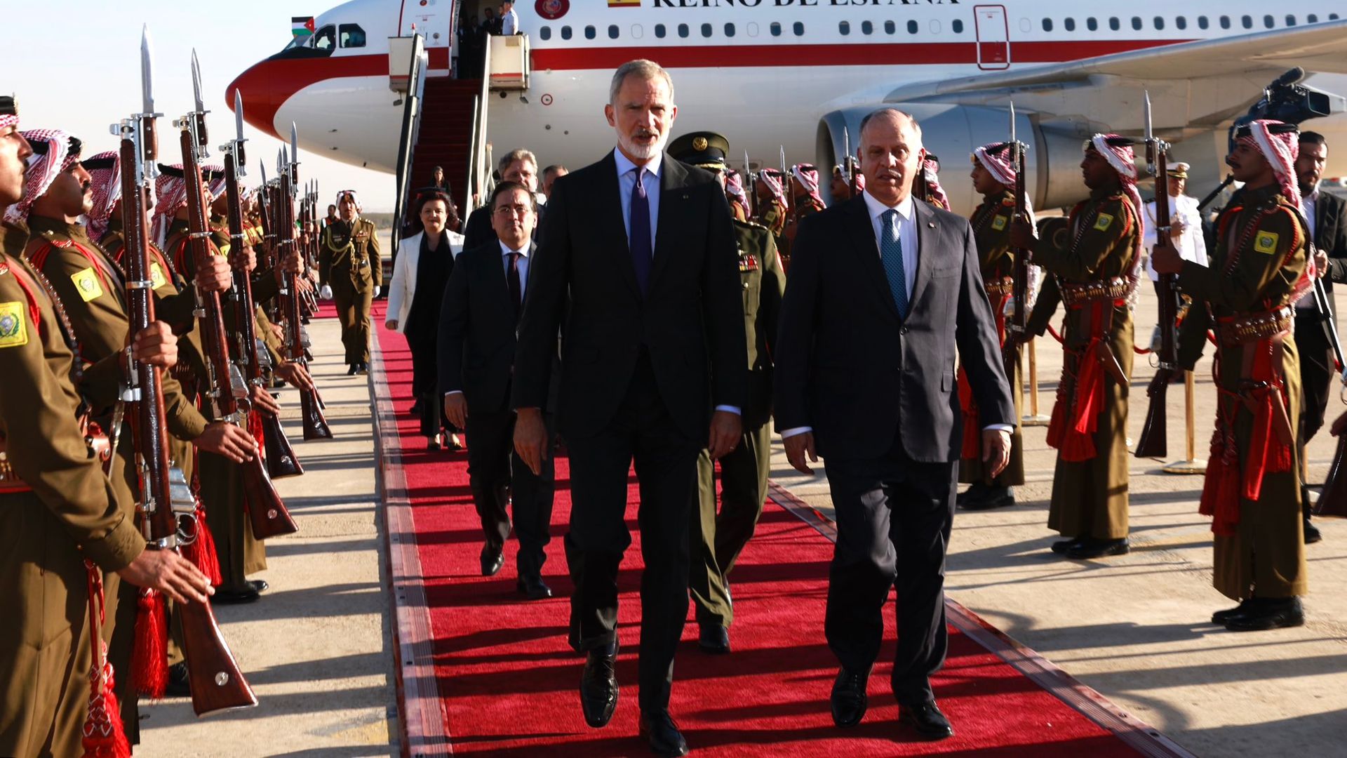 El rey Felipe ya está en Jordania, recibido con honores en el aeropuerto por el príncipe Faisal bin Al Hussein