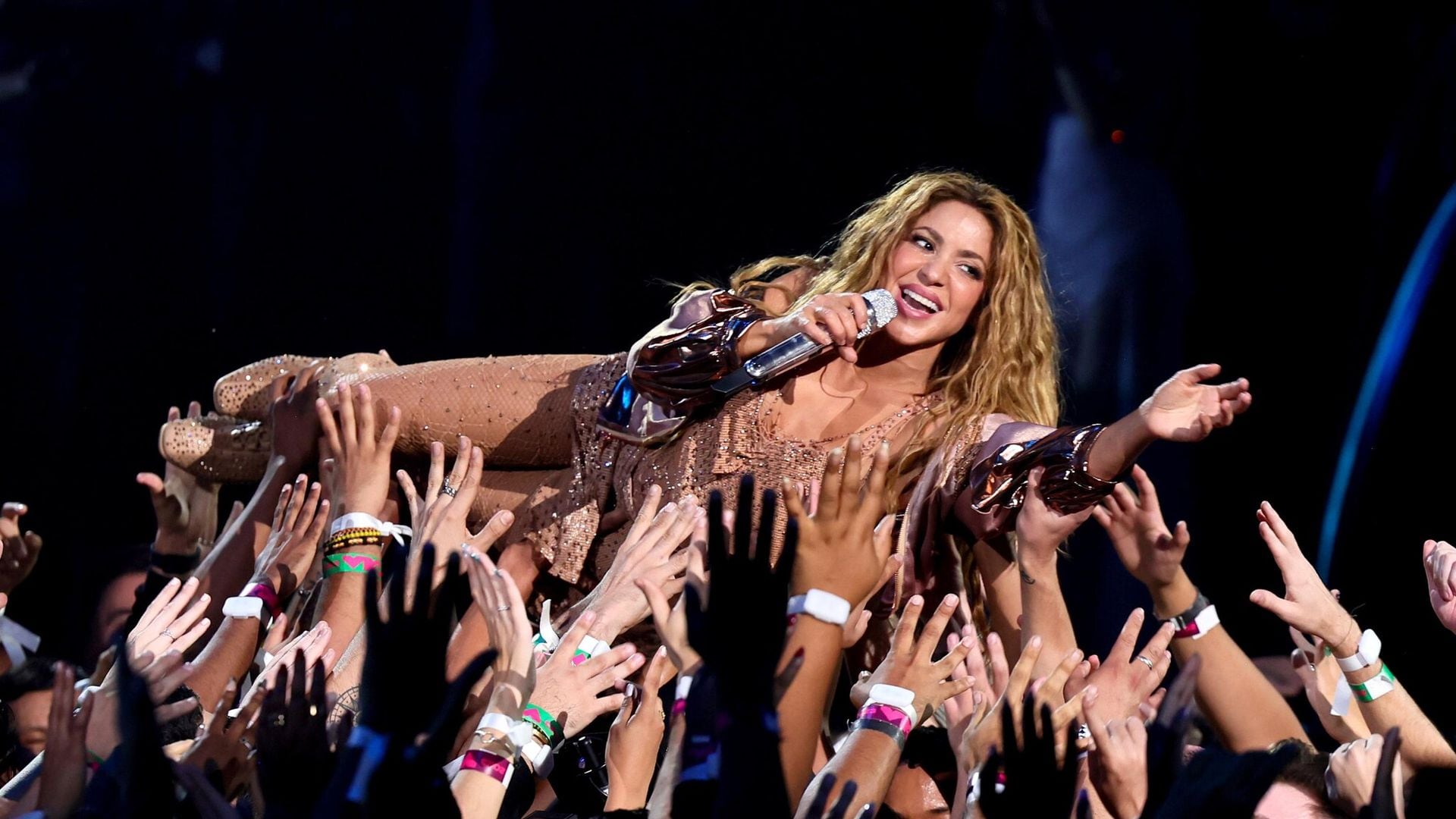 El show épico de Shakira: crowd surfing, danza con cuchillos y sus caderas hipnóticas