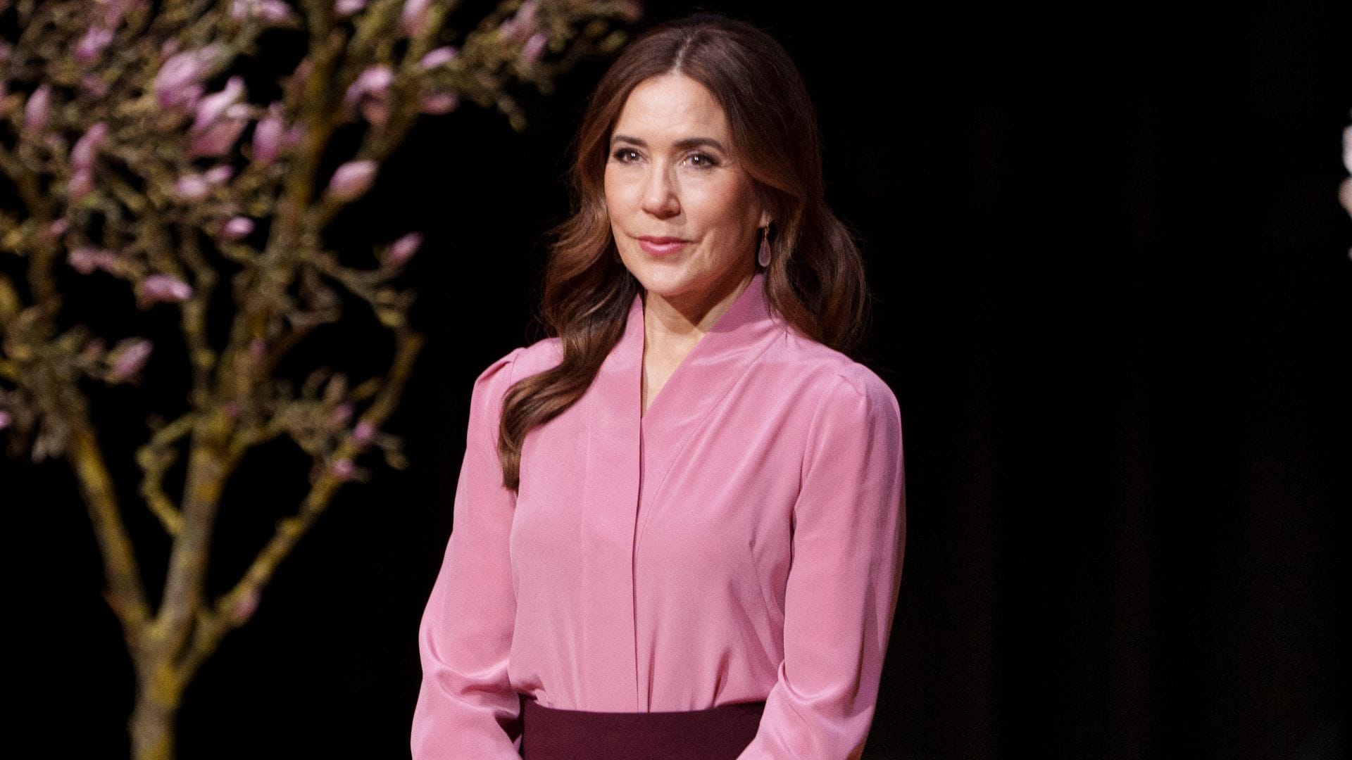 La reina Mary de Dinamarca repite look en Copenhague: el conjunto de camisa y falda asimétrica más versátil