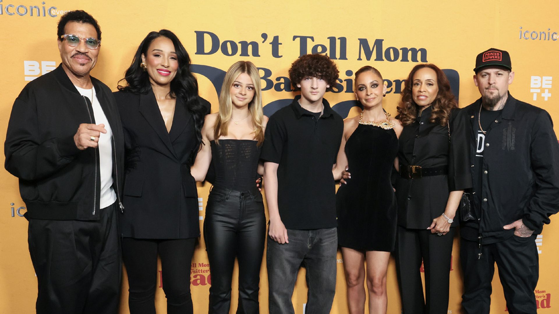 Nicole Richie estrena su nueva película en familia: con sus hijos, sus padres y la nueva novia de su padre