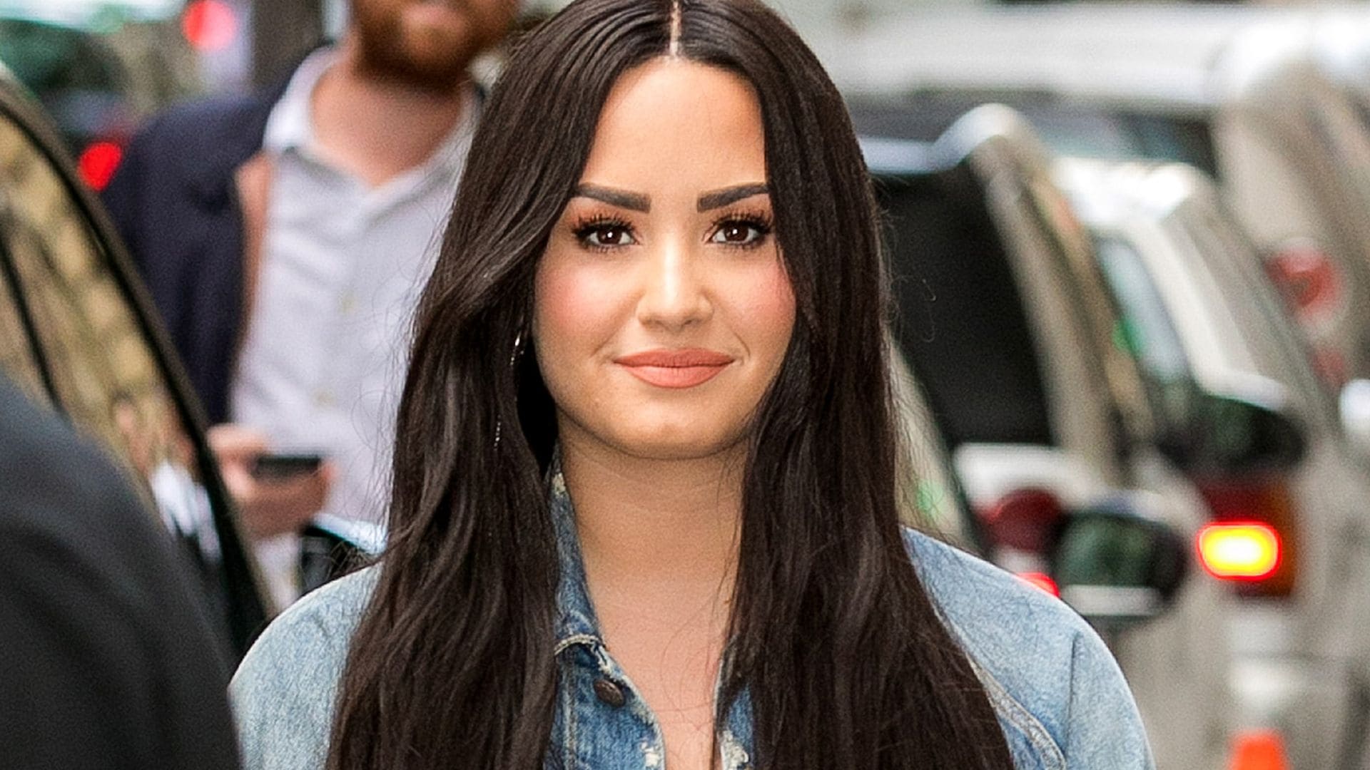 Demi Lovato se mima tras su ruptura y se envía flores a sí misma