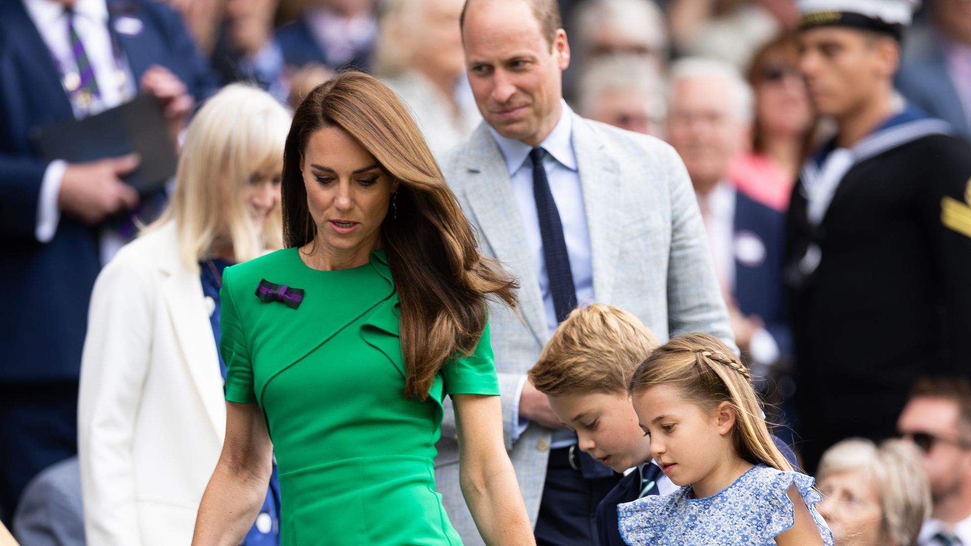 Los príncipes de Gales con sus hijos, George y Charlotte de GAles, en el Royal Box de Wimbledon el 16 de julio de 2023