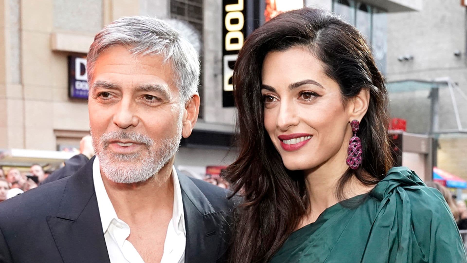 Dos años de amor: Celebramos las bromas y el gozo que los mellizos de George y Amal Clooney han traído a sus vidas