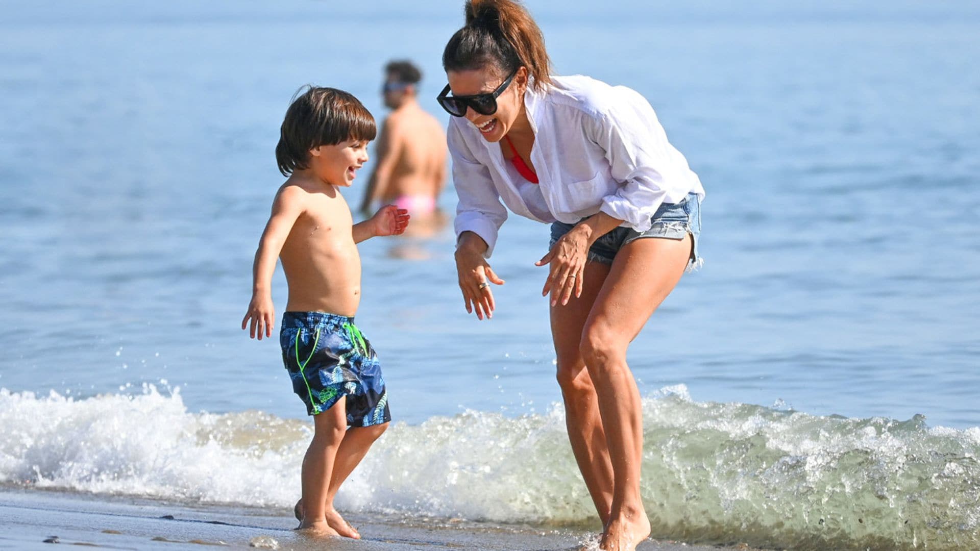 La enorme alegría de Eva Longoria disfrutando de la playa en Marbella con su marido y su hijo