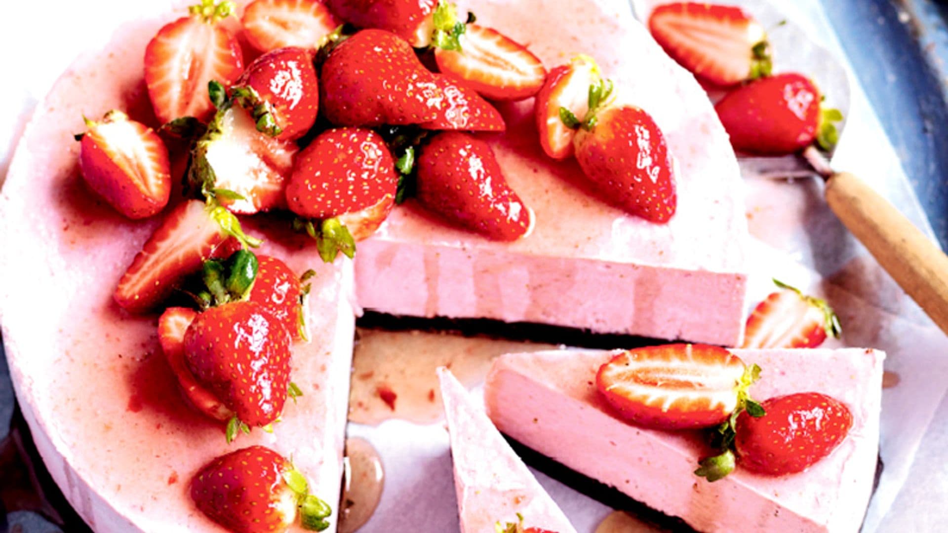 Tarta 'brownie' helada de queso y fresas