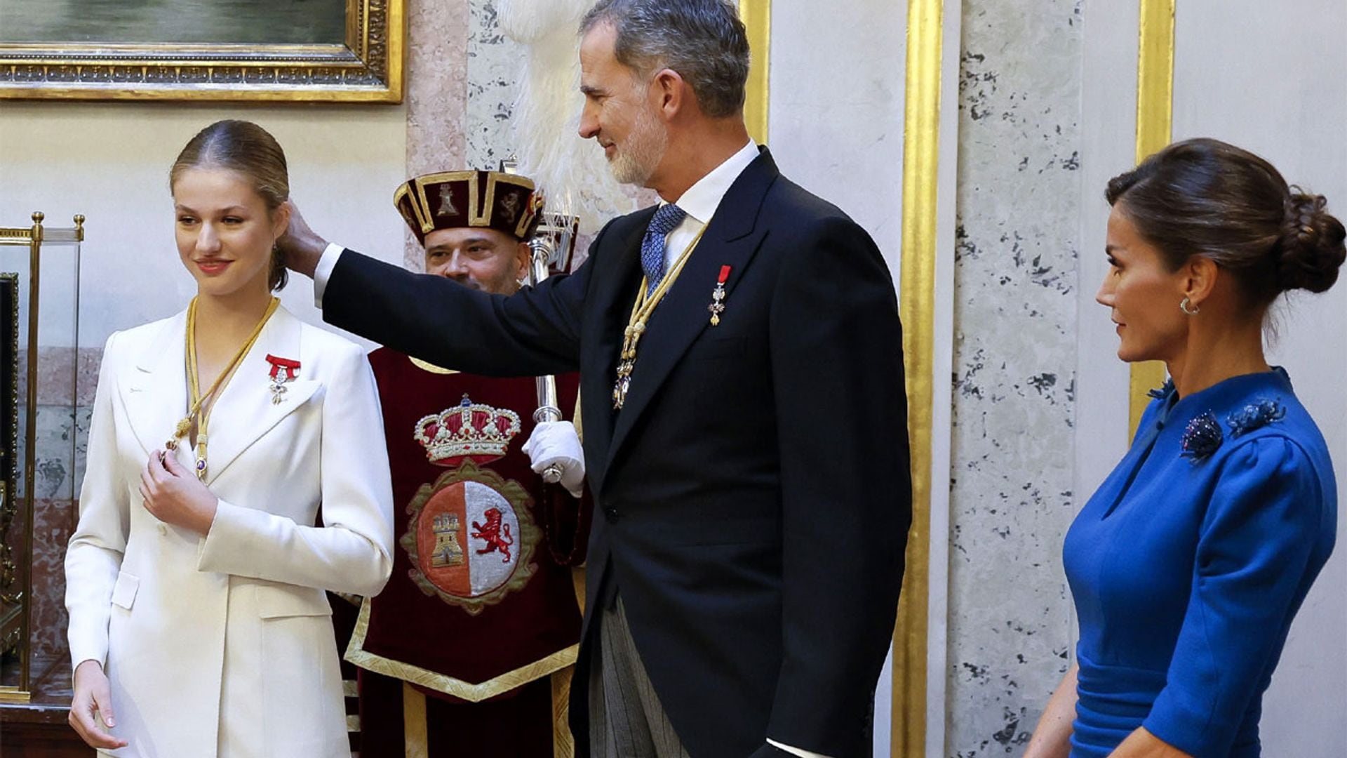 Los dos curiosos y tiernos momentos donde la princesa Leonor recibe la ayuda de sus padres en un día histórico