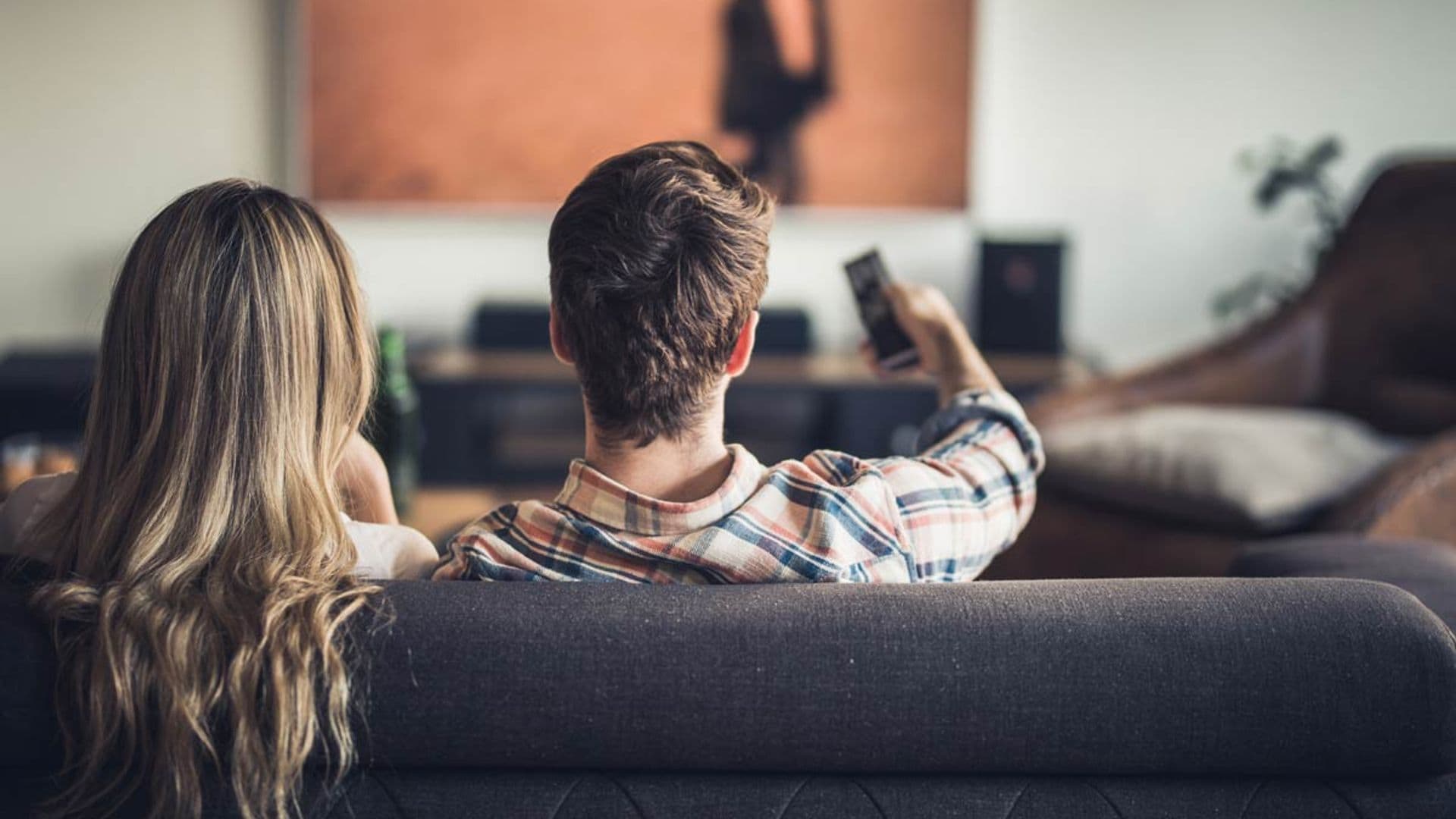 pareja viendo tv