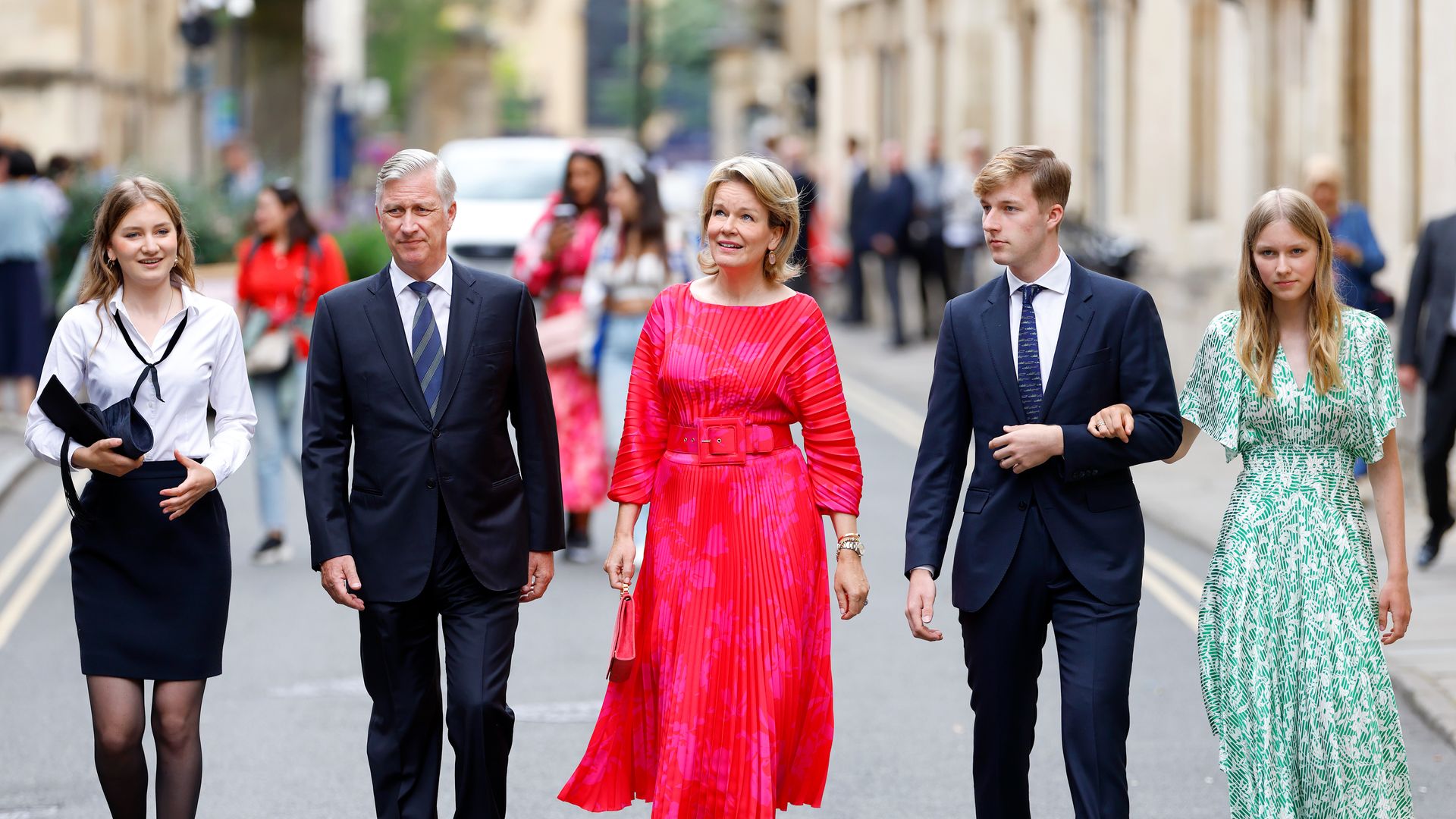 La princesa Elisabeth de Bélgica con sus padres y hermanos en su graduación