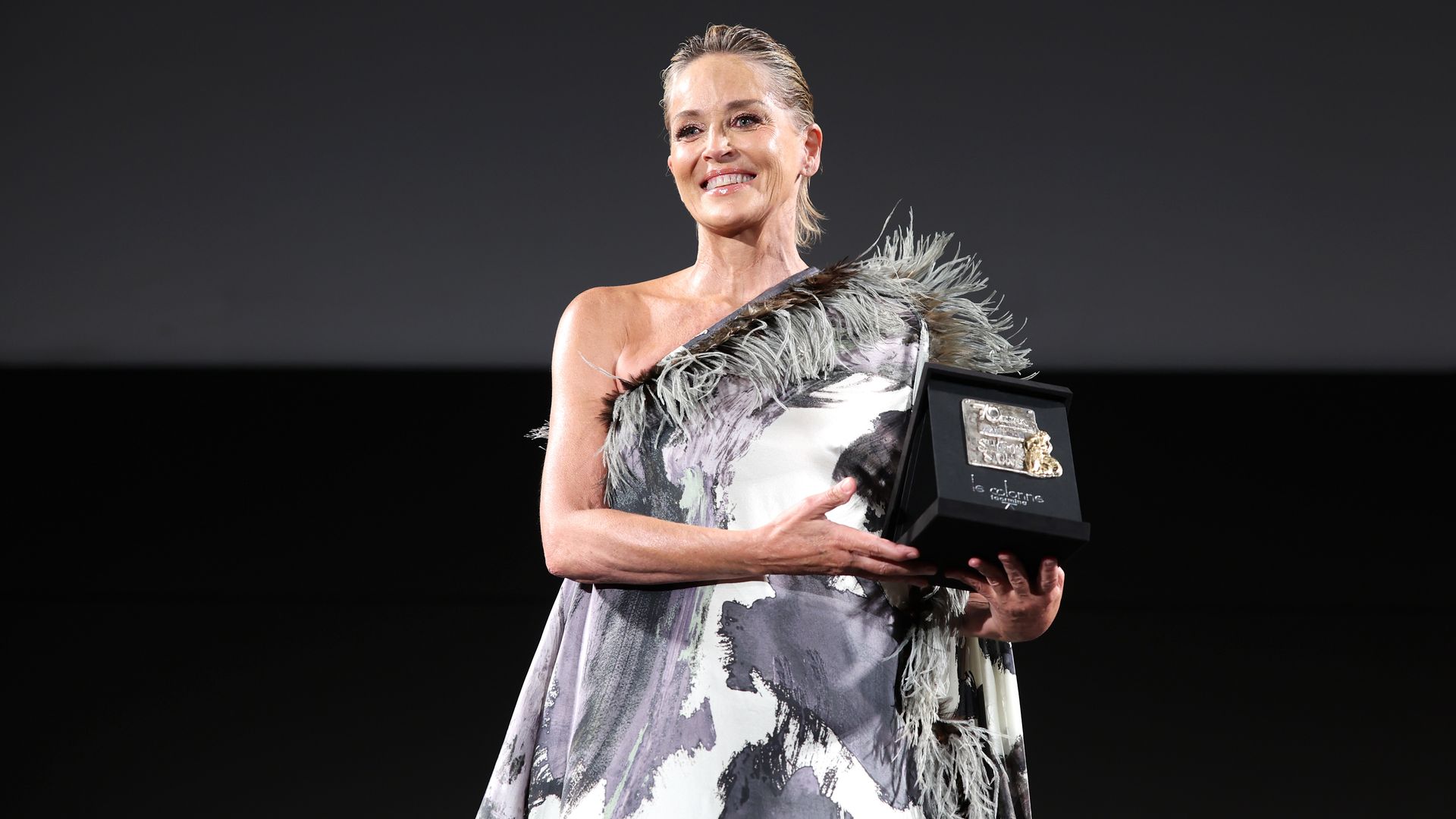 Sharon Stone, impresionante en el homenaje a su trayectoria del Festival de Cine de Taormina, con derroche de sensualidad y ‘glamour’