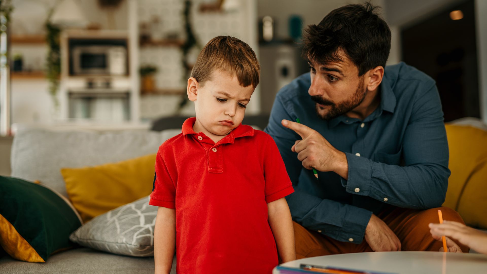 Padre riñe a su hijo