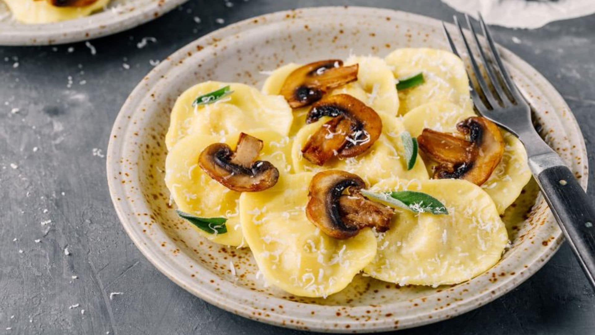 'Raviolis' rellenos de champiñón y queso de cabra