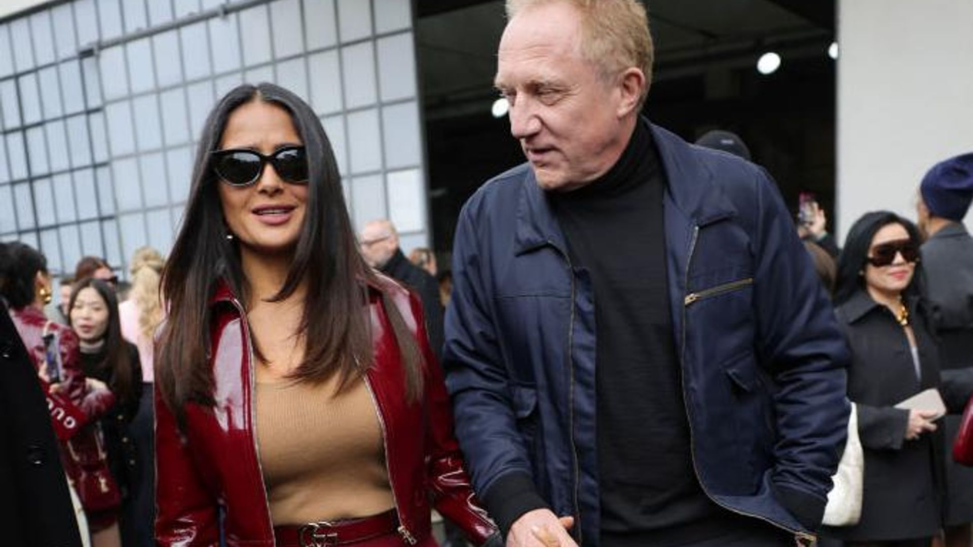 Salma Hayek confirma que el rojo es el color de la temporada