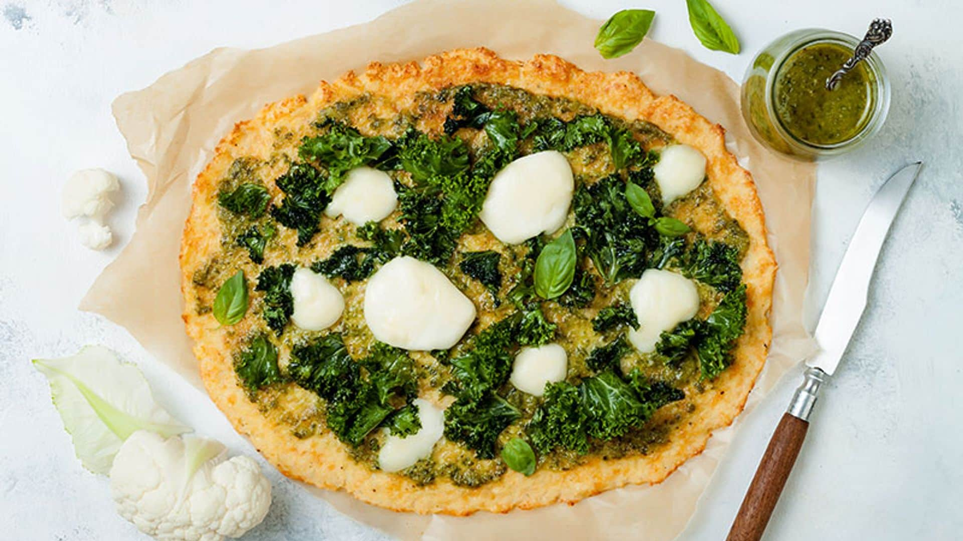 Pizza de coliflor con pesto, kale y mozzarella