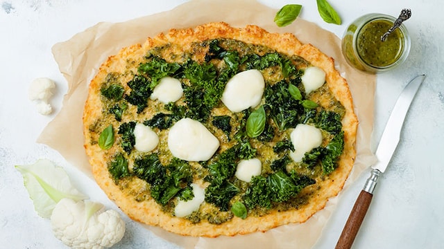 pizza de coliflor con pesto