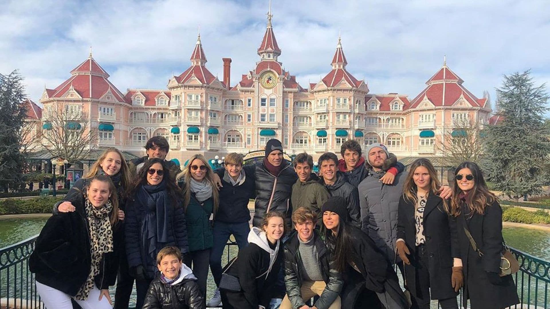 ¡Disfrutando como niños! Rafael Nadal y Mery Perelló viajan a Disneyland París en familia