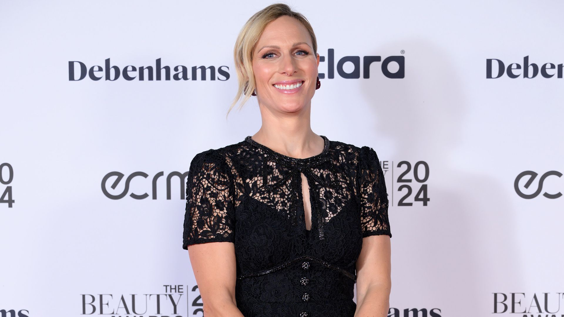 Zara Tindall lleva un vestido de encaje inspirado en la Princesa Diana