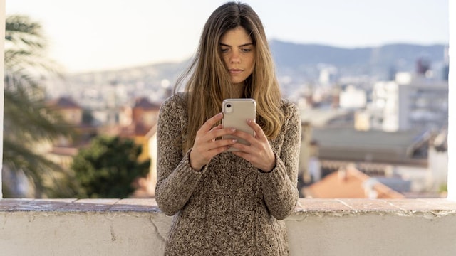 chica leyendo movil seria