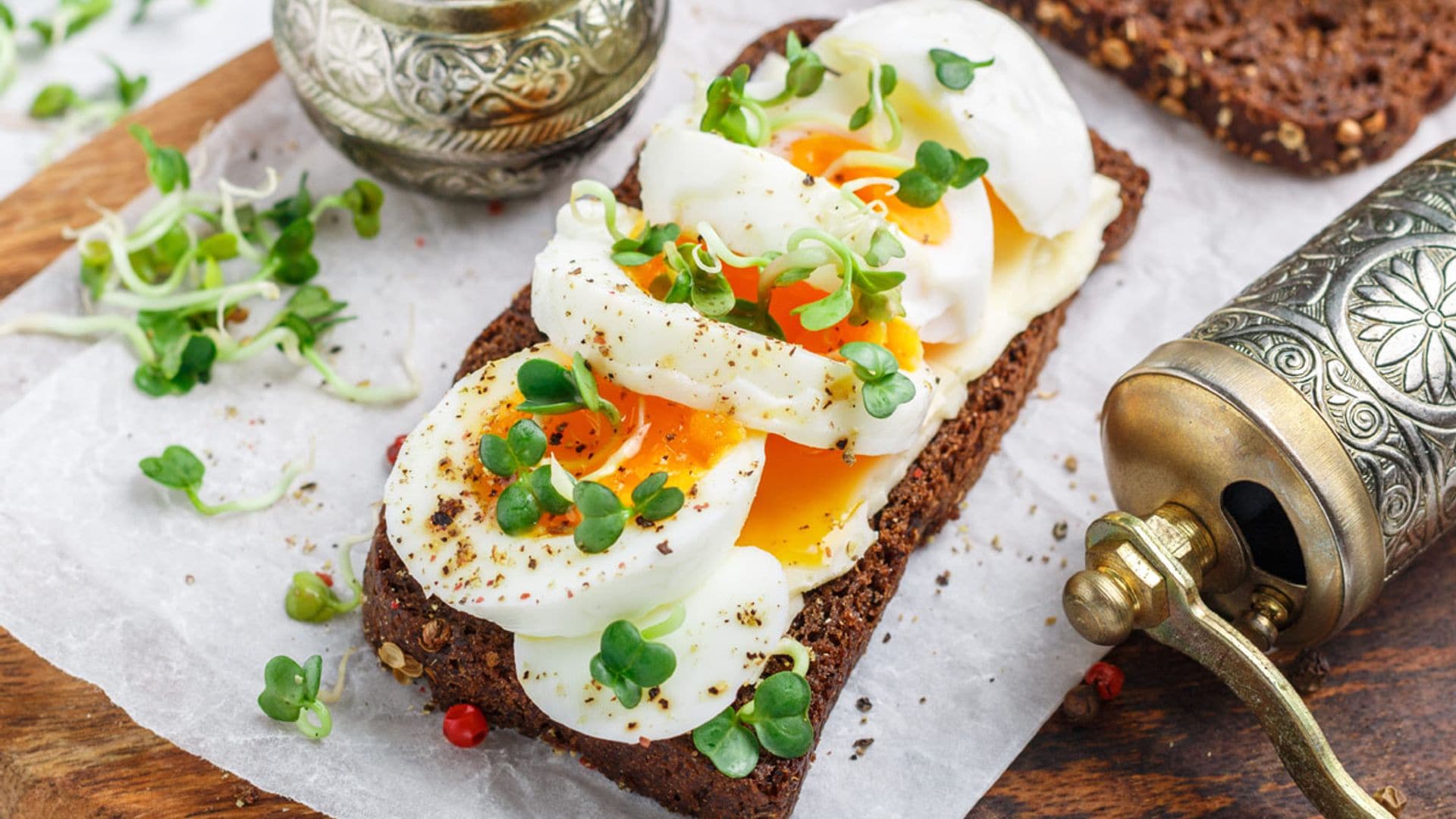 Tostas de pan de centeno con queso cremoso y huevo