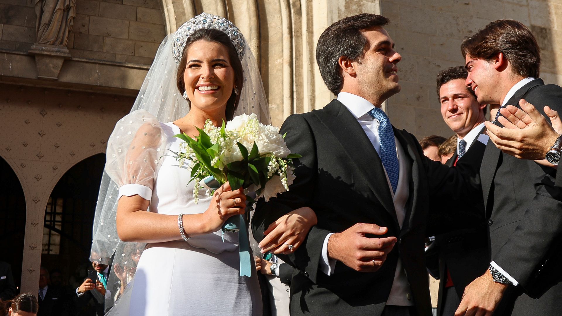 Un romántico vestido de detalles ondulantes y una tiara floral familiar: repasamos el look nupcial de Natalia Santos