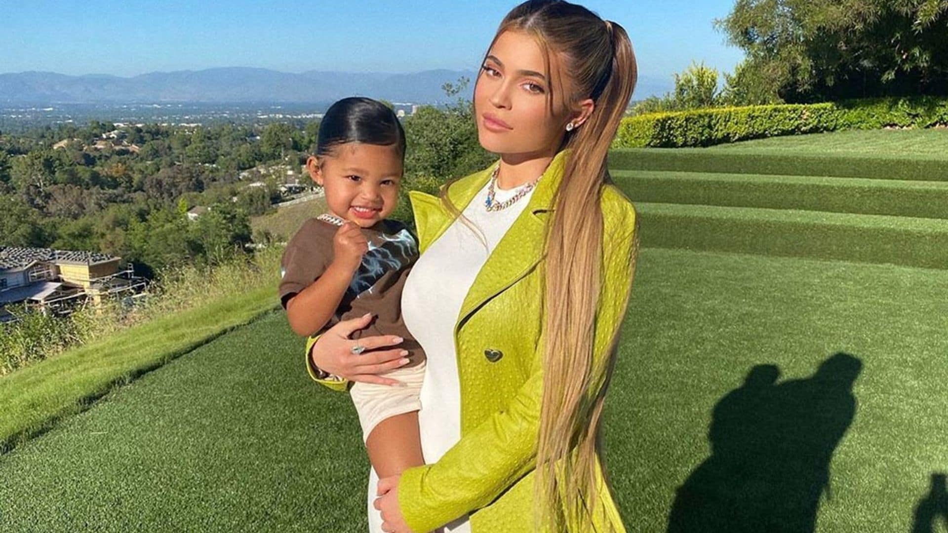 ¡Tal para cual! Stormi imita a su madre Kylie Jenner delante de un espejo