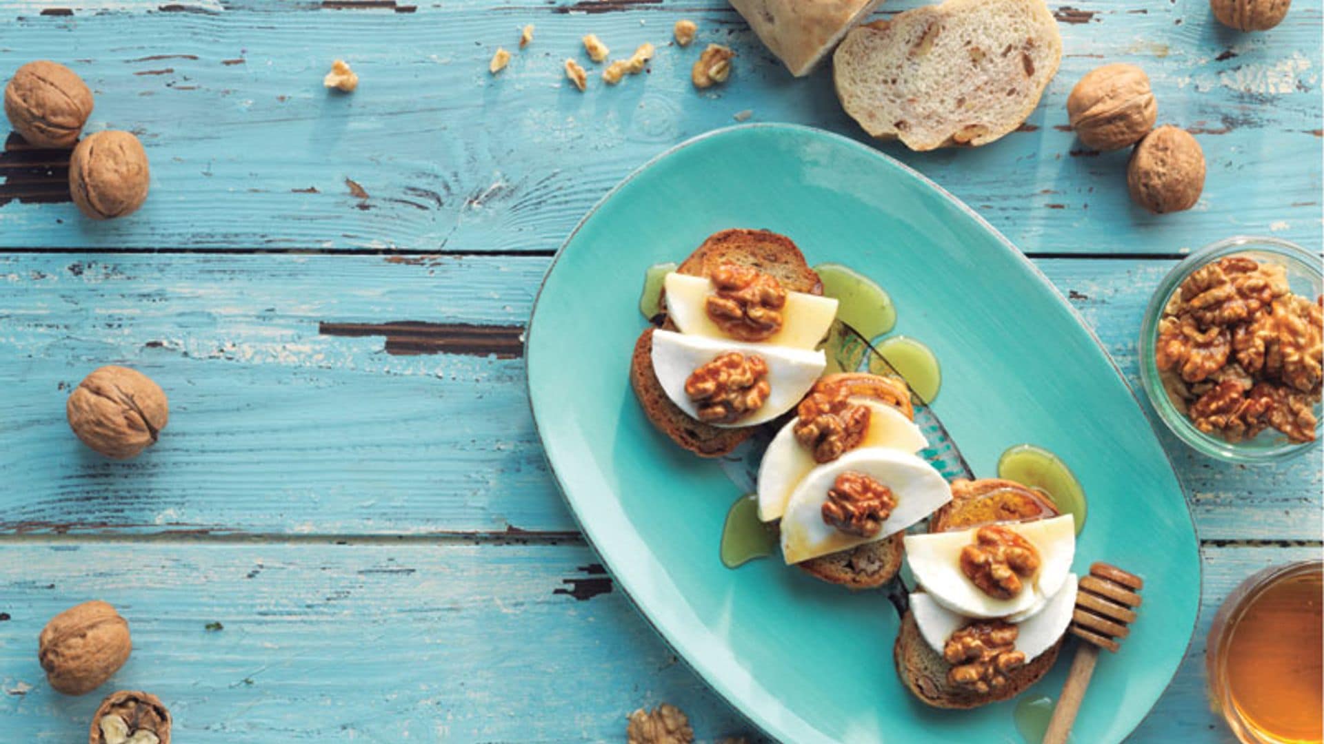 Pan de nueces con queso fresco y miel