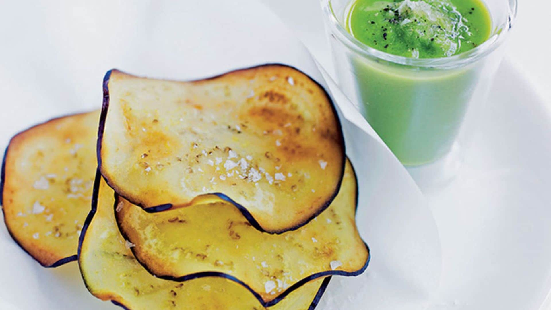 Chips de berenjena con salsa verde