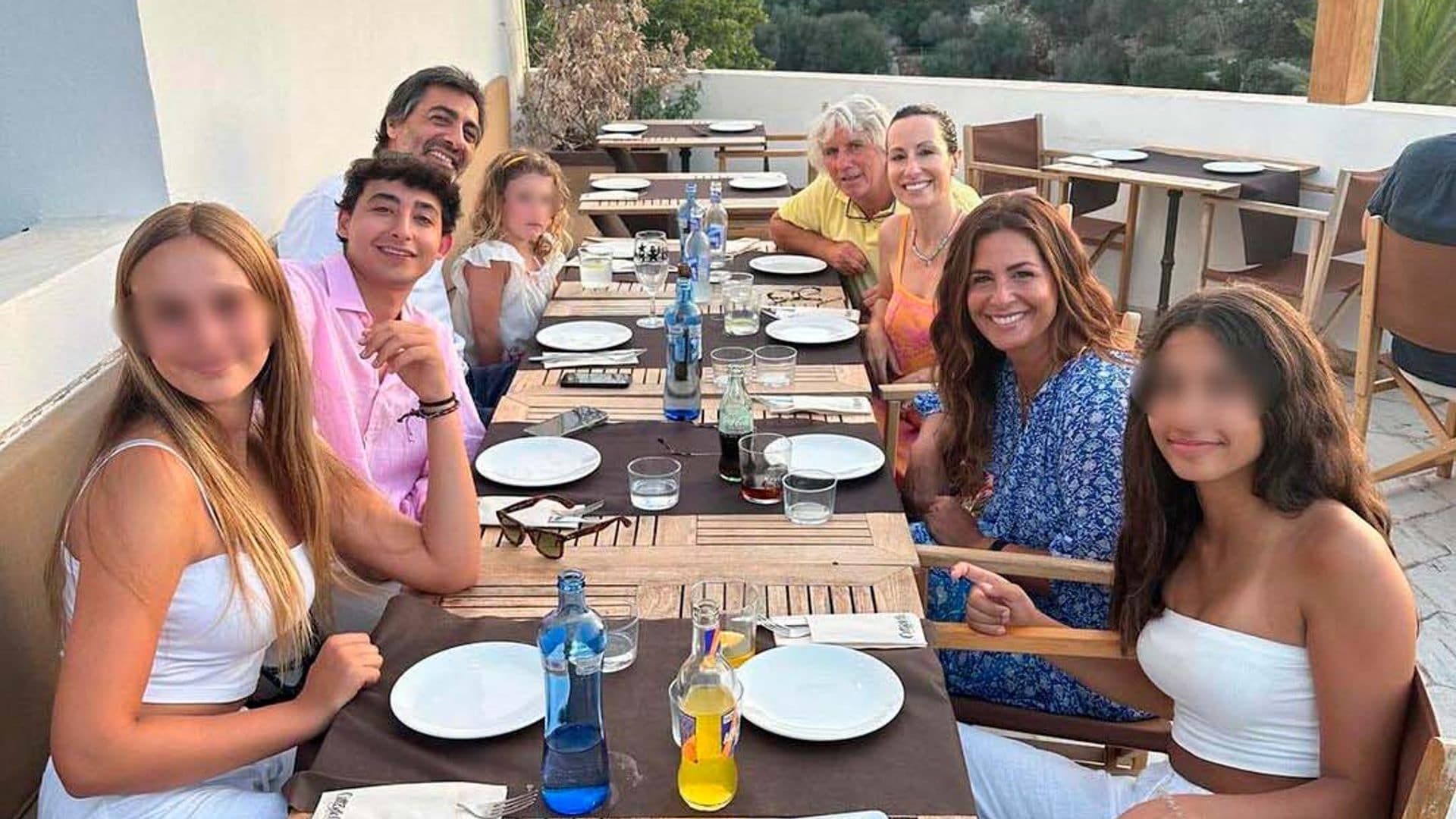 La escapada a Menorca de Nuria Roca y Juan del Val con sus hijos Olivia y Juan, que acaba de cumplir 22 años