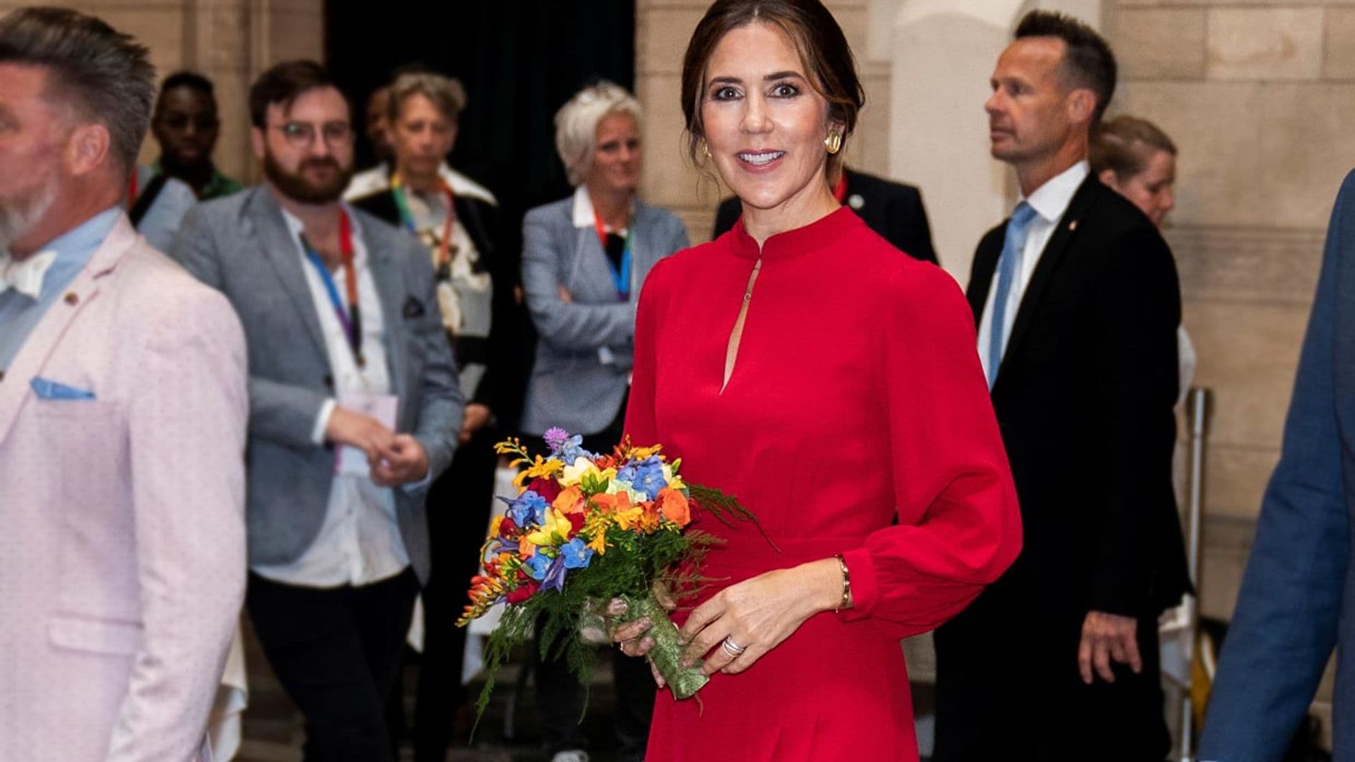 Mary rescata el vestido rojo que conecta los gustos de reinas y princesas