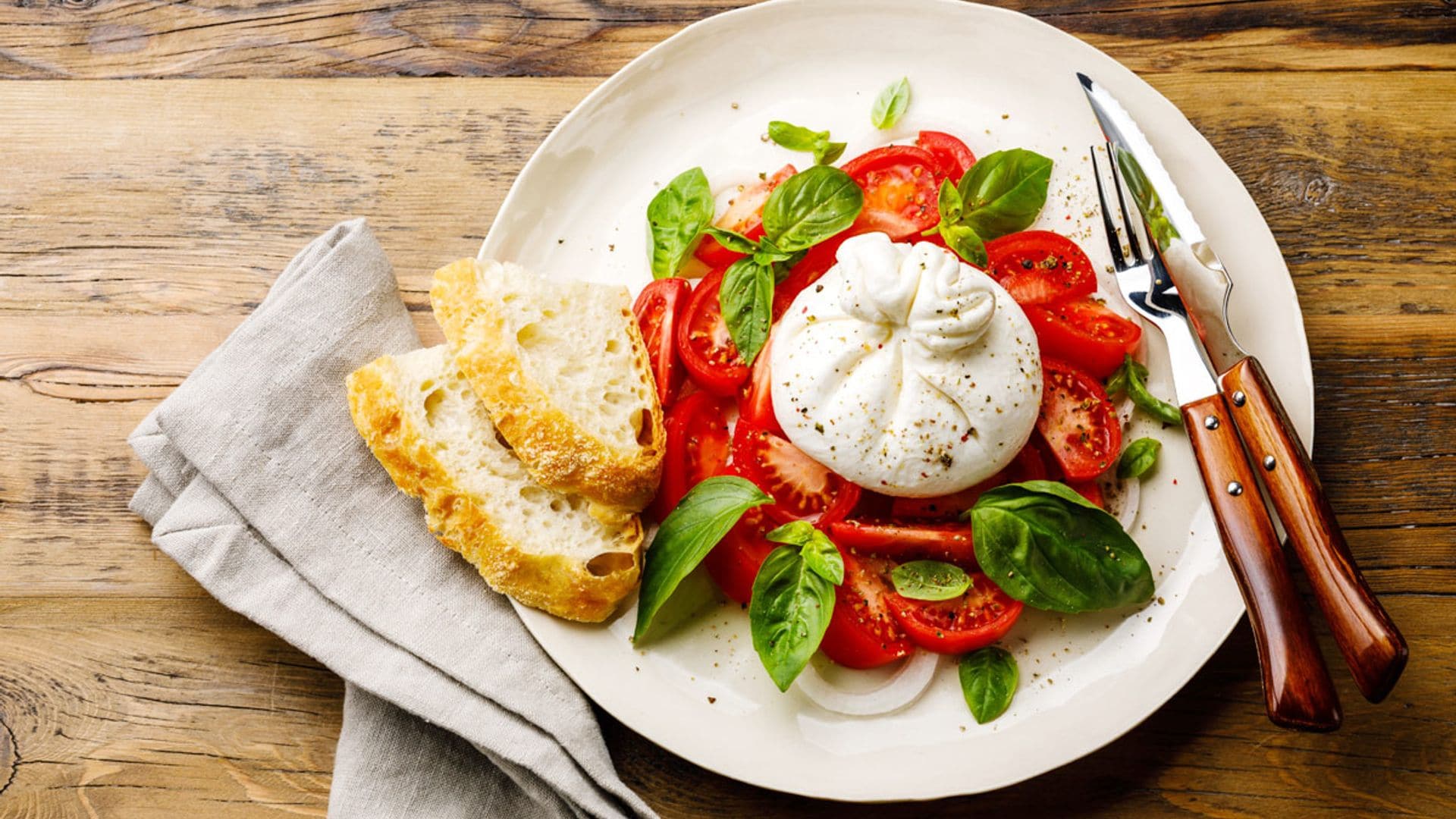 Ensalada de burrata, tomates y albahaca