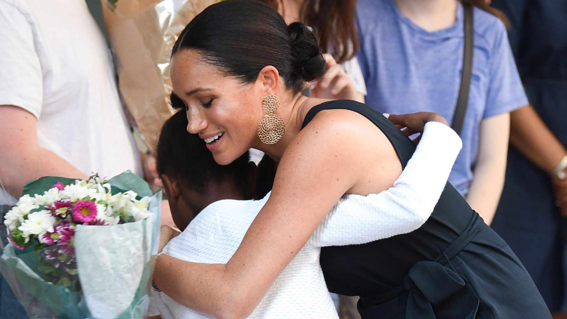 El plan solidario y maternal de Meghan Markle: regalar la ropa de Archie y jugar con bebés en el suelo