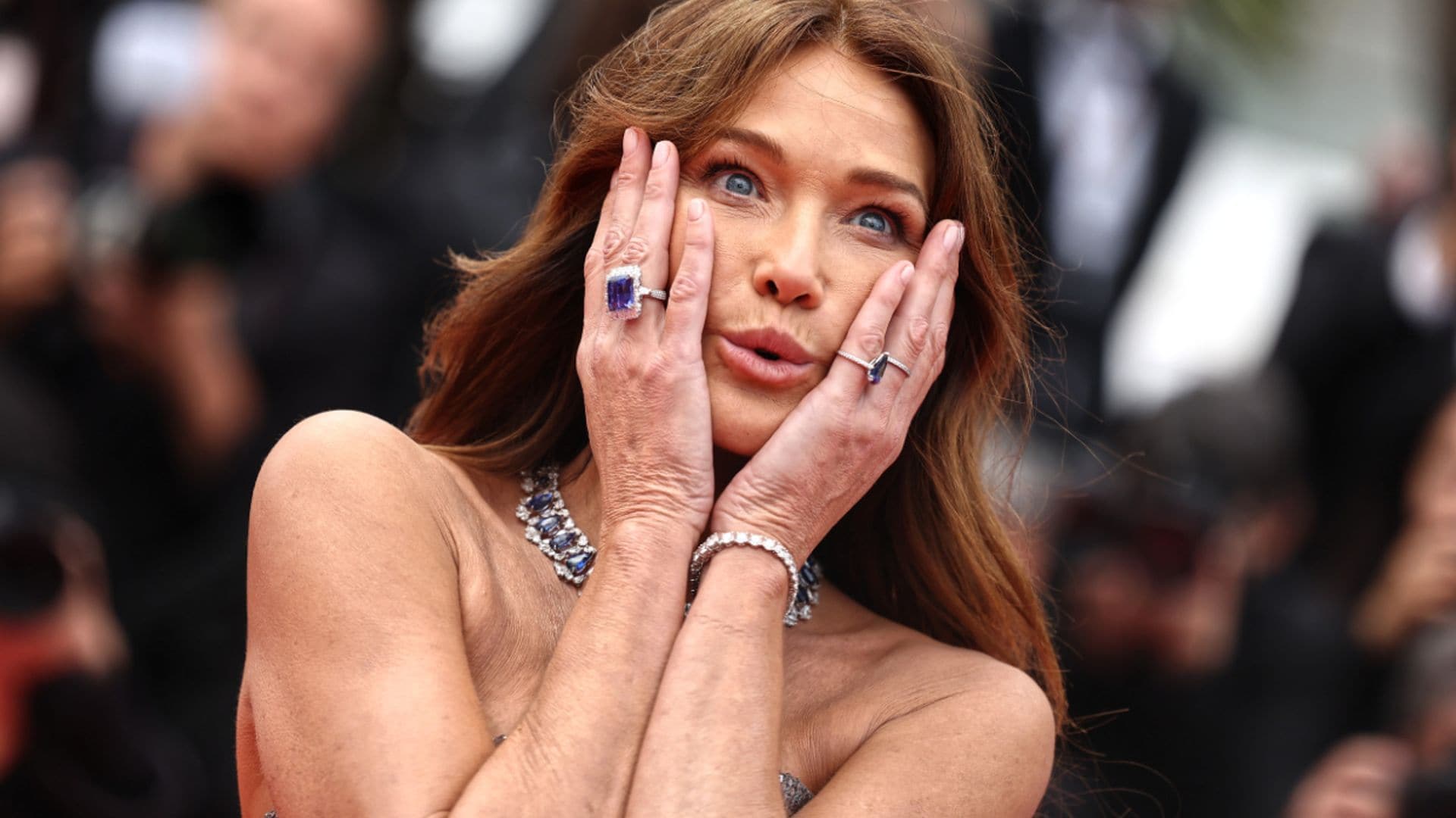 ¡Ups! El traspié de Carla Bruni en su paso por la alfombra roja del Festival de Cannes