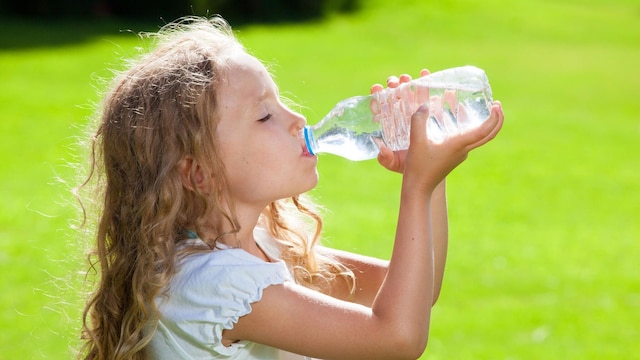 ni a bebiendo agua de una botella