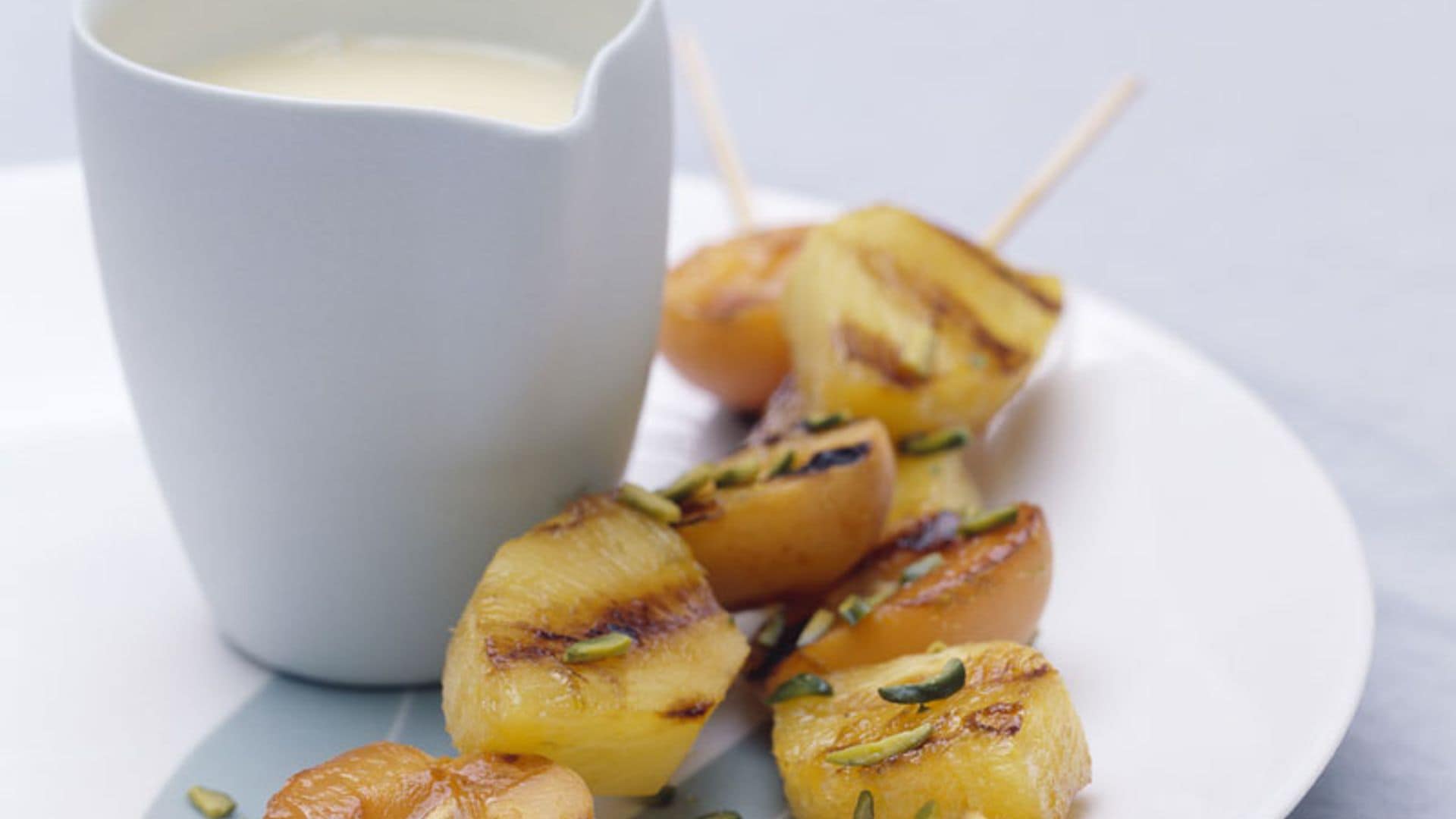 Brochetas de albaricoque con chocolate blanco