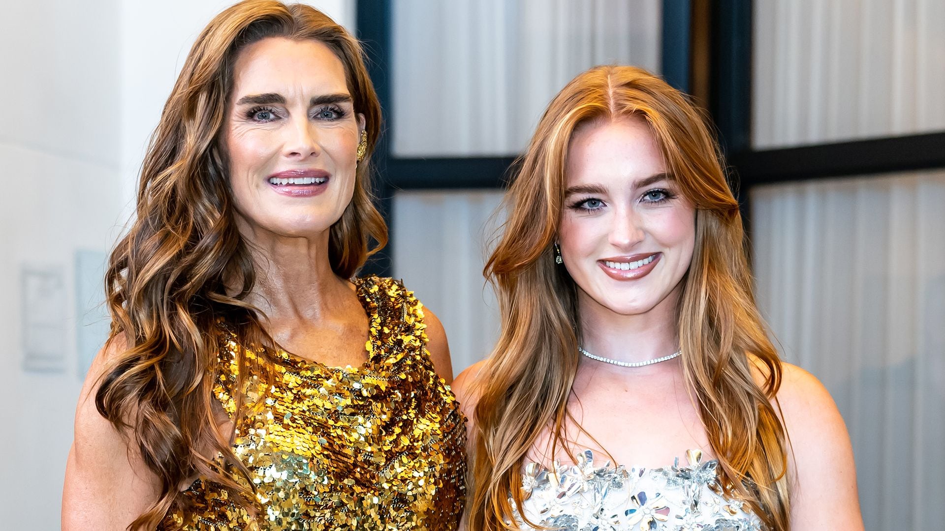 Brooke Shields impacta en Nueva York junto a su hija, Rowan Hench, en brillantes 'looks'