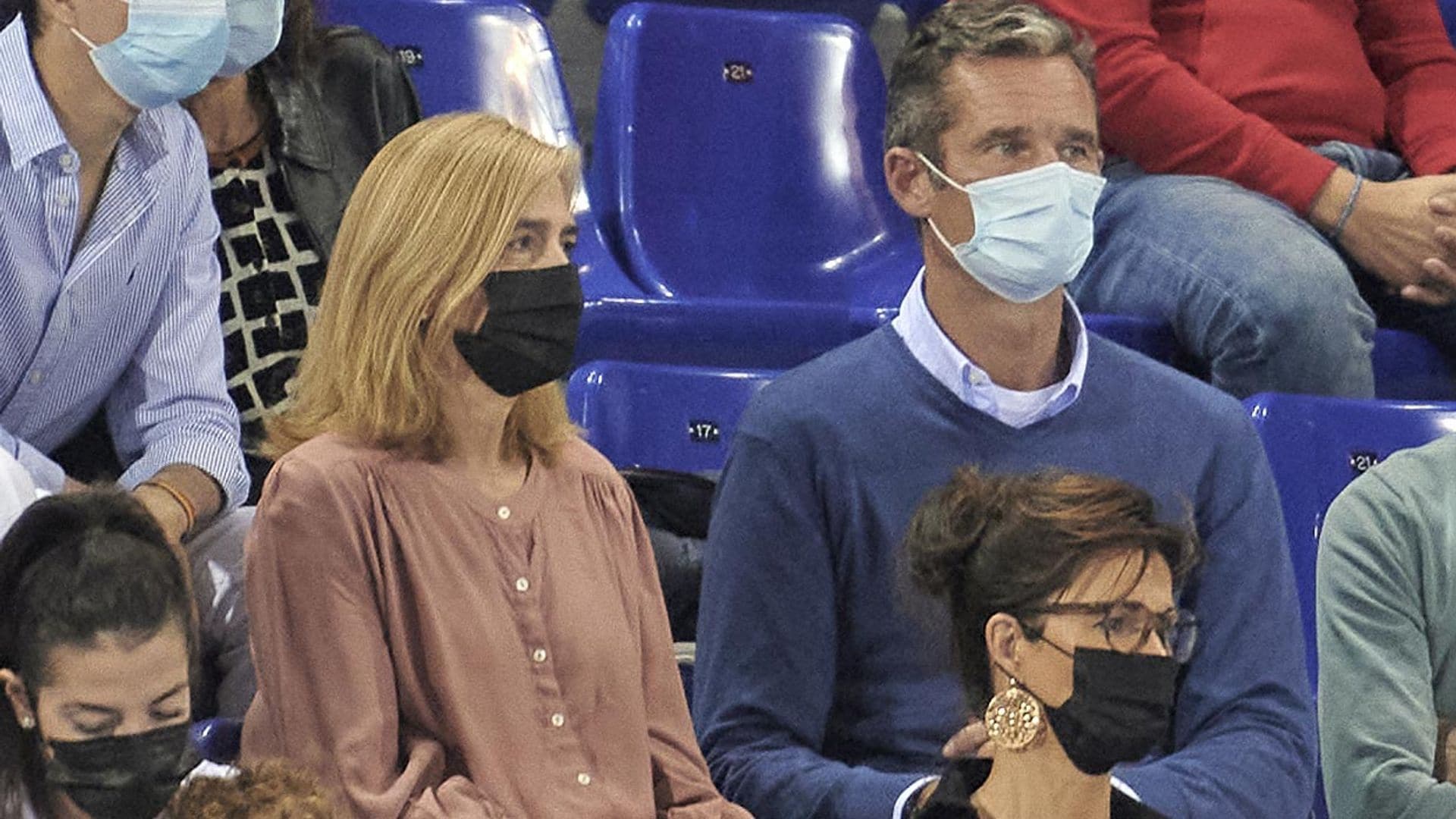 La infanta Cristina e Iñaki Urdangarin asisten orgullosos al debut de su hijo Pablo como jugador del Barcelona