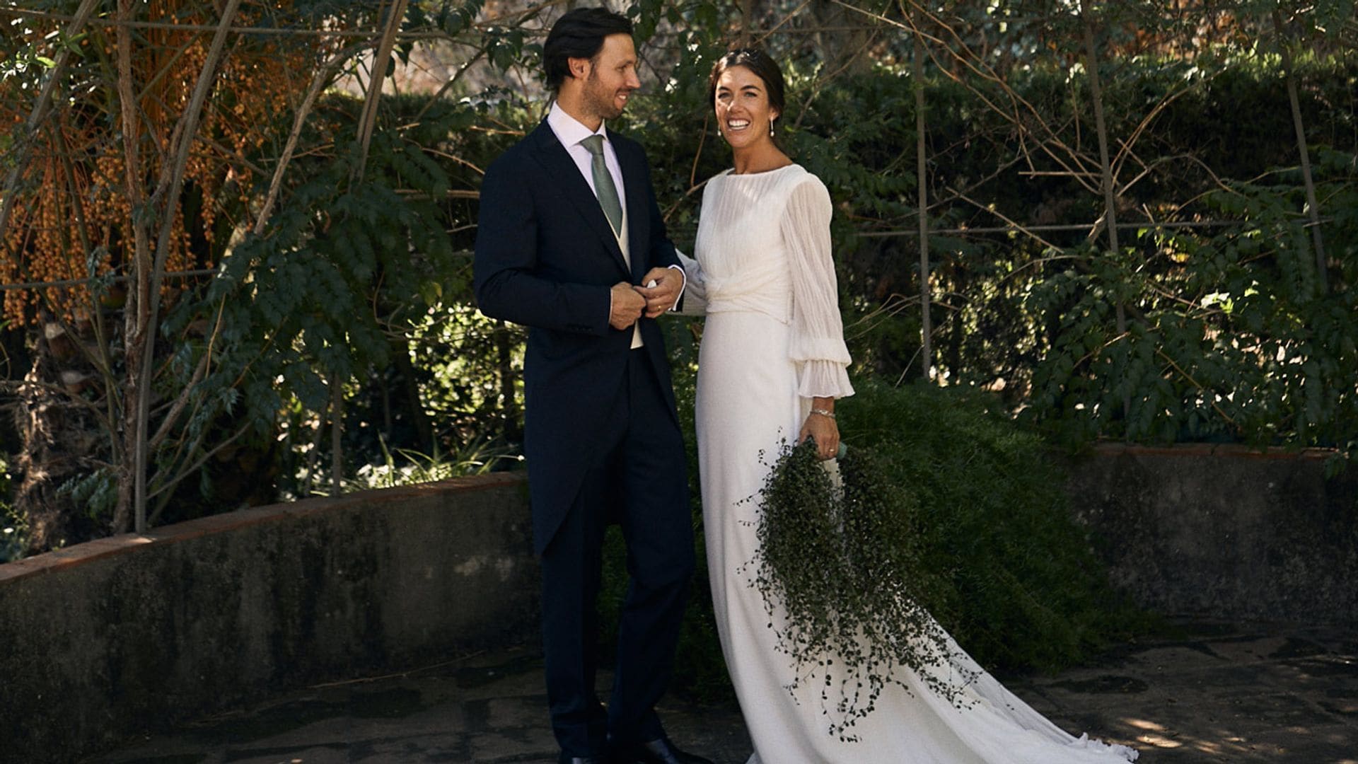 Ana, la novia que se casó en Barcelona con un vestido sencillo y desmontable que marcaba la cintura