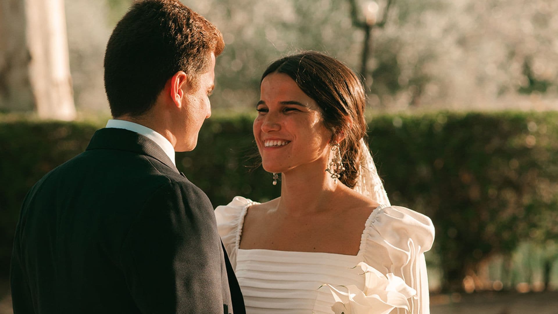 La boda en Toledo de Victoria, la novia del vestido sencillo con detalles especiales y mantilla