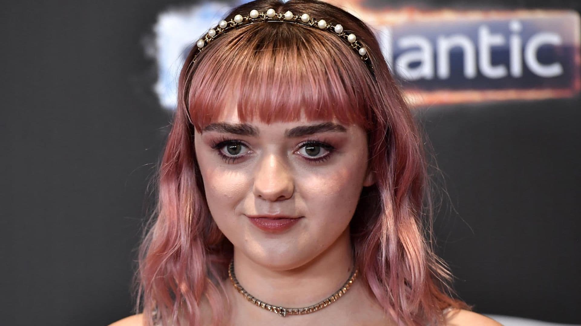 Maisie Williams sorprende en la alfombra roja de los Premios Emmy con su nuevo look