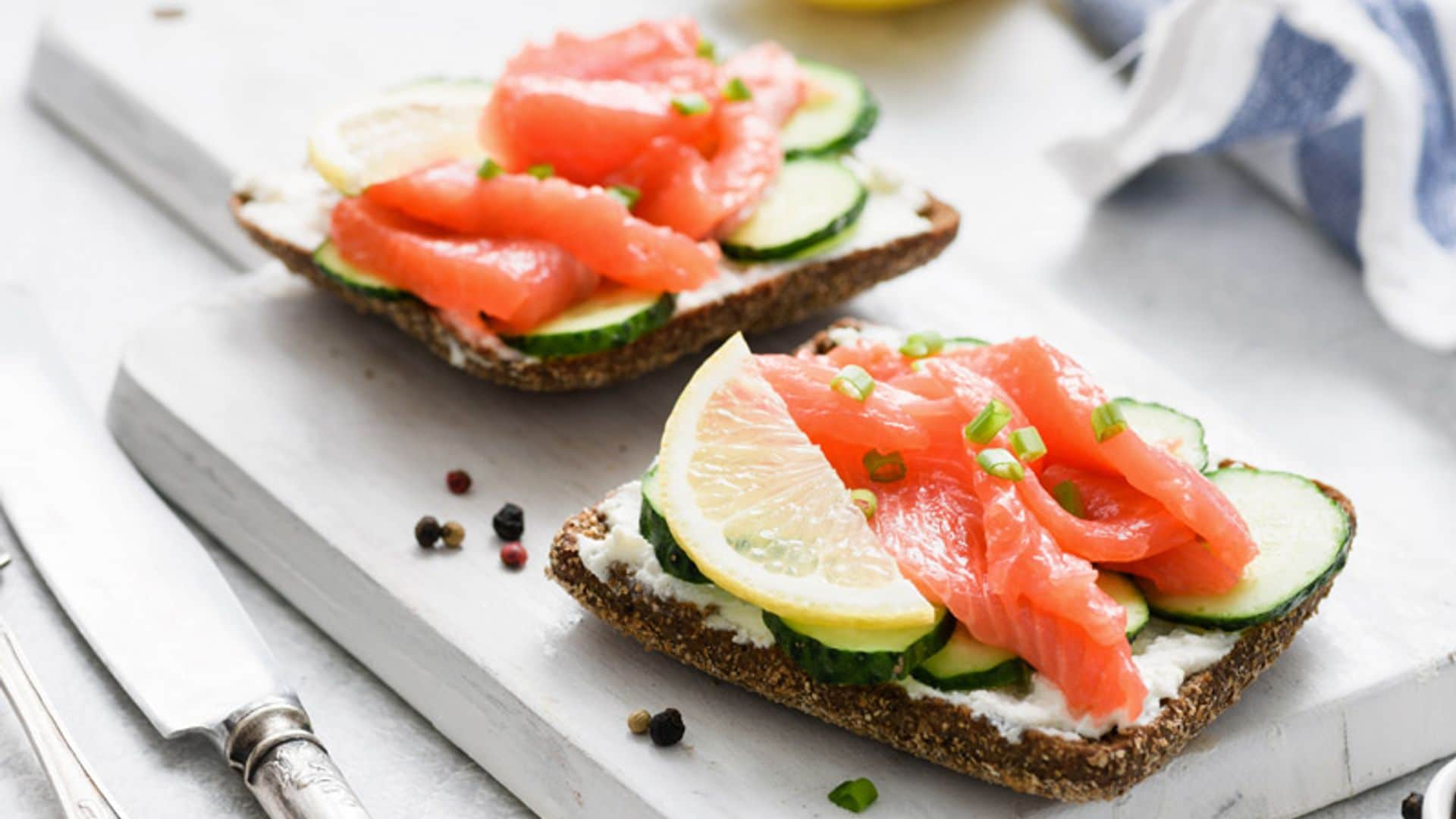 Tostadas de salmón ahumado y pepino