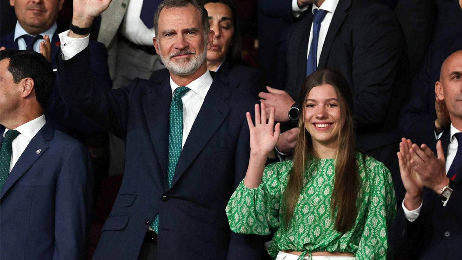 El rey Felipe, recién llegado de la coronación, preside la final de Copa junto a la infanta Sofía