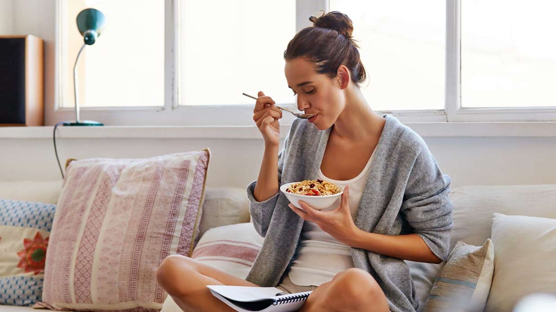 mujer desayunando