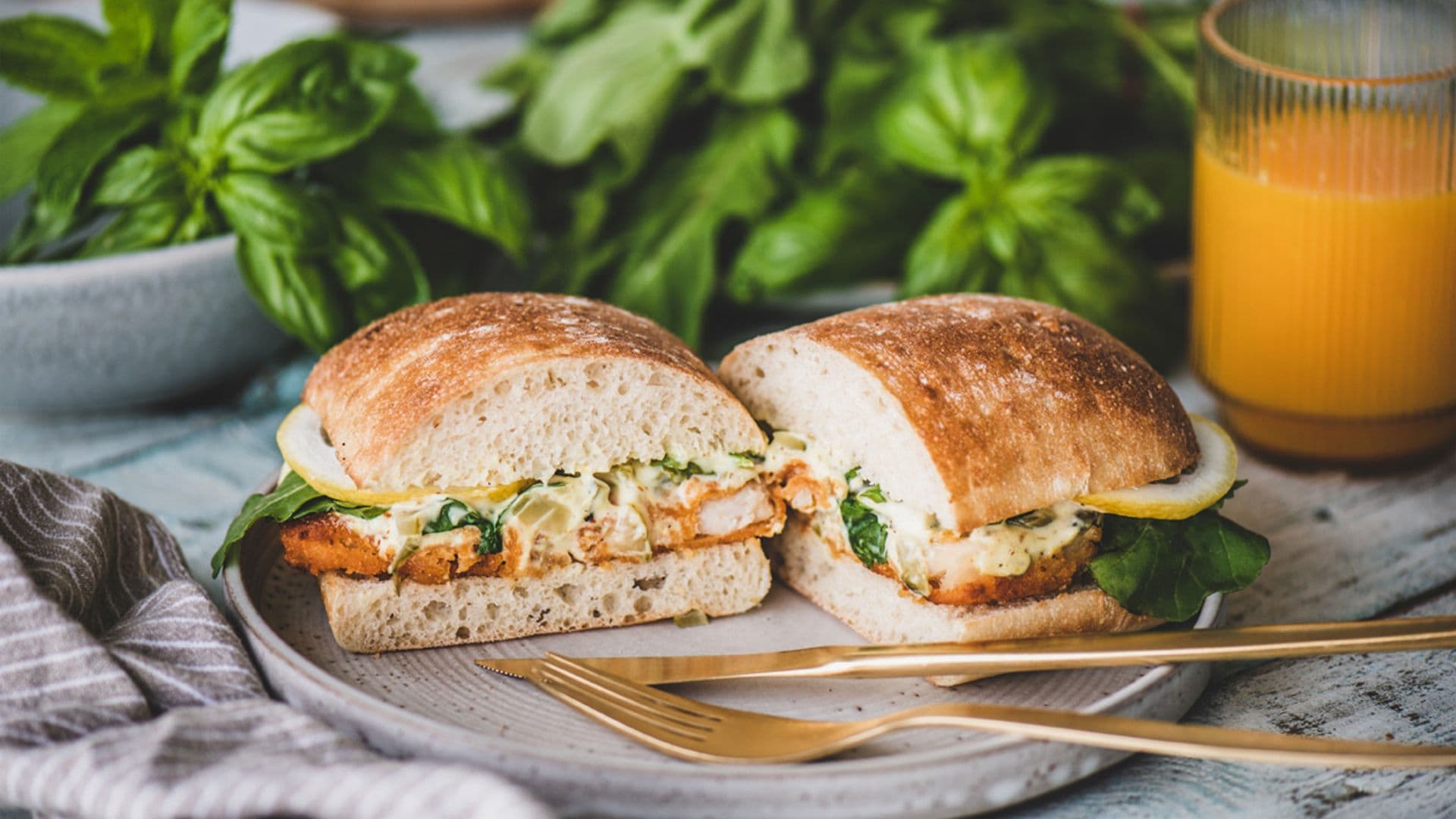 Chapata de pescado rebozado con salsa tártara, limón y rúcula