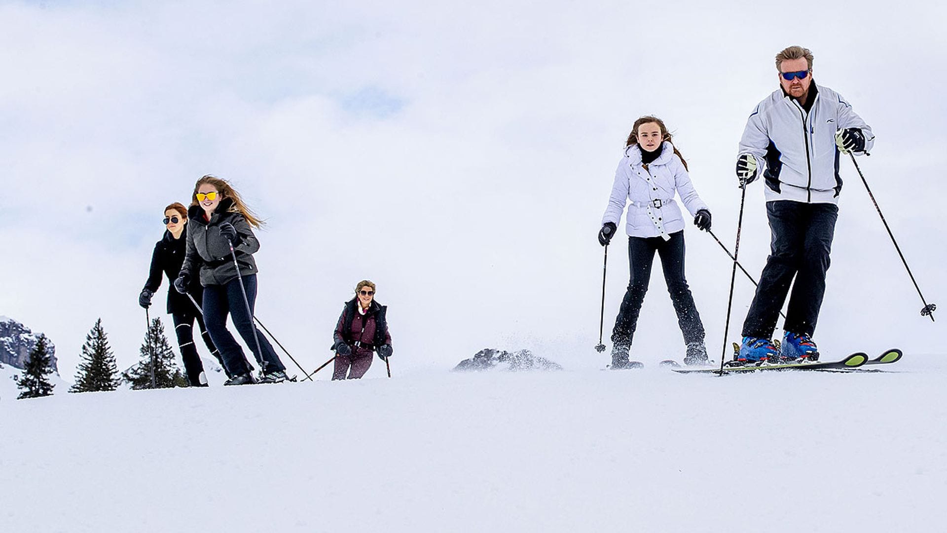 ¡Los ‘Reyes’ de la pista! La destreza de Máxima y Guillermo de Holanda esquiando con sus hijas