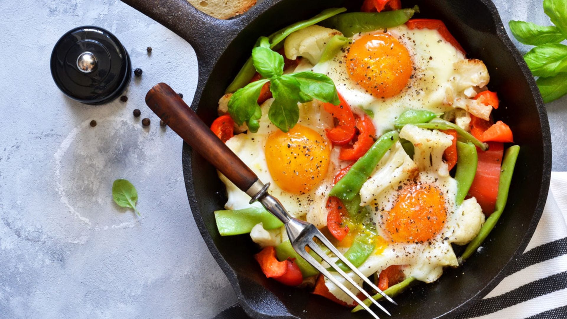 Salteado de verduras con huevos fritos