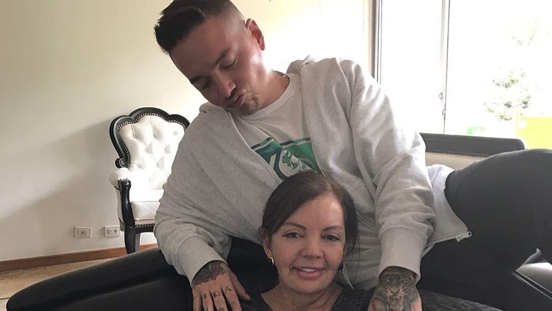 J Balvin vuelve a pedir oraciones... pero esta vez son para su madre